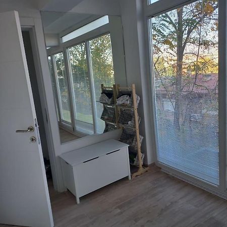 Lovely 1- Bedroom Condo Close To Downtown 斯科普里 外观 照片