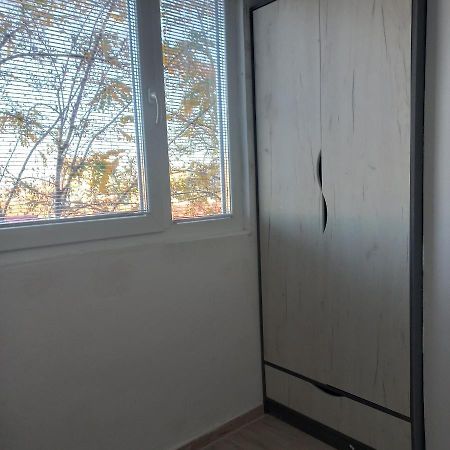 Lovely 1- Bedroom Condo Close To Downtown 斯科普里 外观 照片