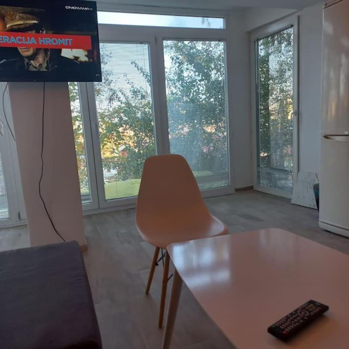Lovely 1- Bedroom Condo Close To Downtown 斯科普里 外观 照片